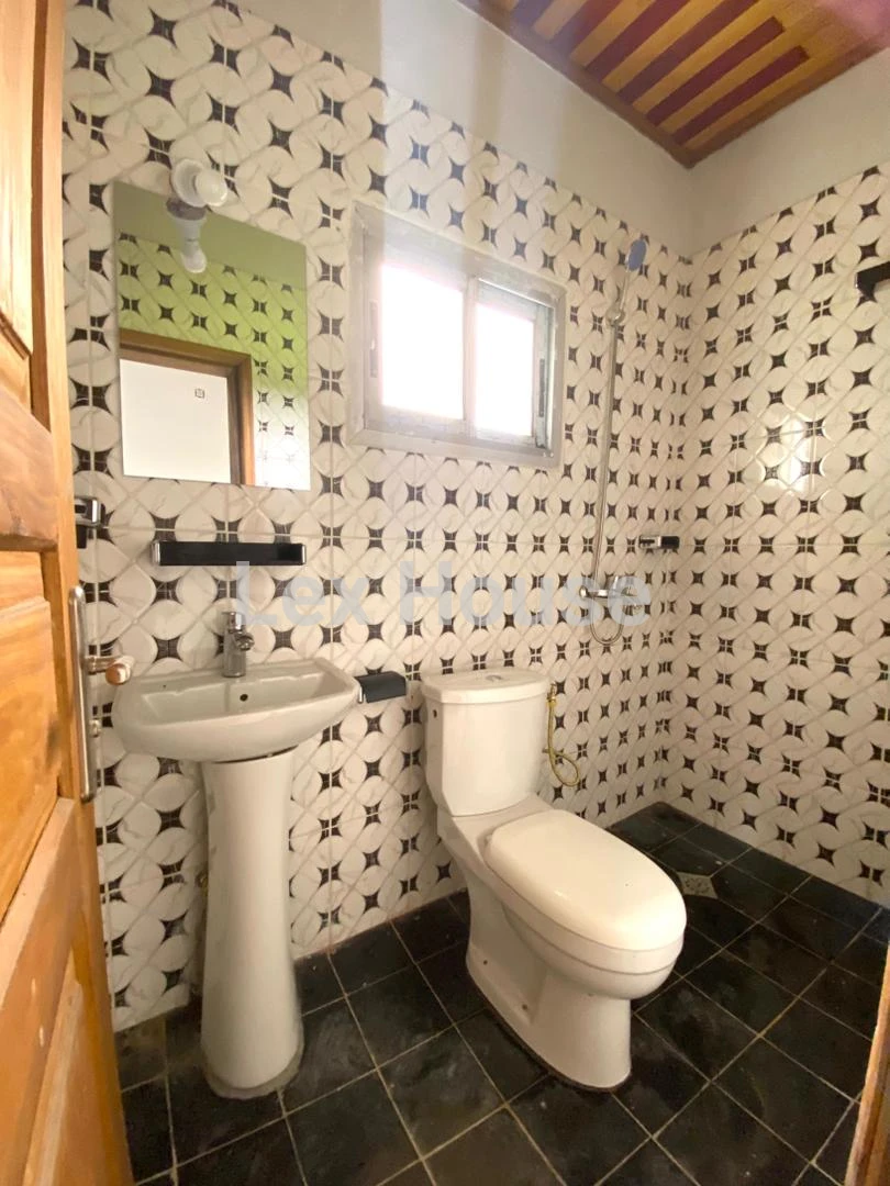Grid Image 4